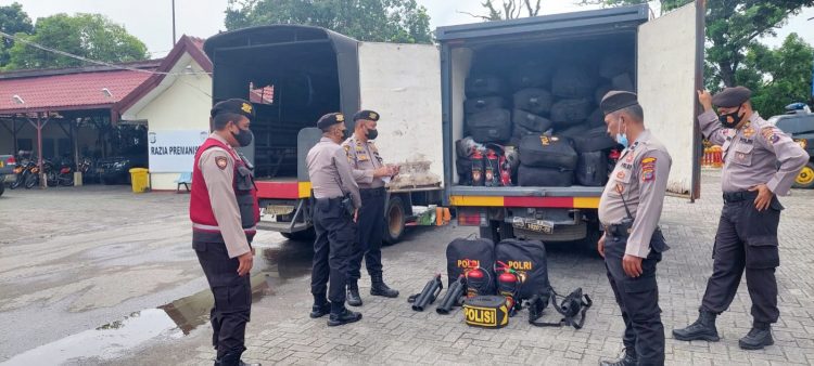 Kasat Samapta Polrestabes Medan Kompol Pardamean Hutahaean, SH, SIK saat memeriksa kelengkapan dinas personil Sat Samapta. (Foto Ist)