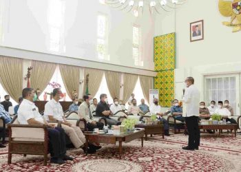 Gubernur Sumut Edy Rahmayadi saat rapat persiapan PON XXI di Rumah Dinas Gubernur. (Foto Ist)