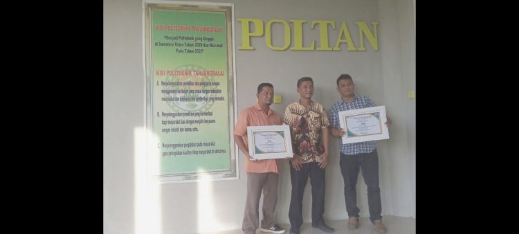 Direktur Poltan, Budi Dharma,ST,M.Eng (Tengah) bersama dosen saat memperlihatkan piagam penghargaan dari Kepala Lembaga Layanan Pendidikan Tinggi Wilayah 1 Sumut. (Foto /Ist)