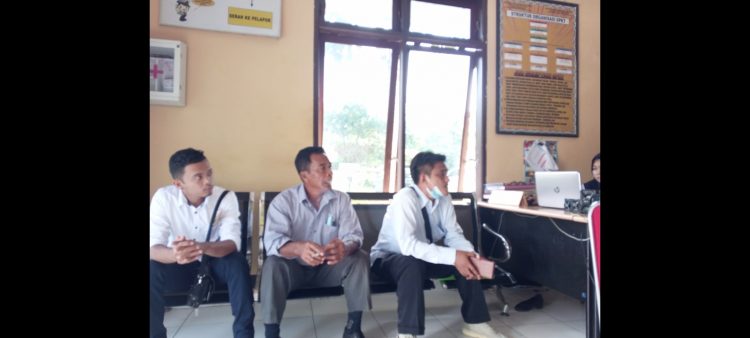 Pengacara Renhard Sinaga SH saat membuat laporan pengaduan di Polres Simalungun