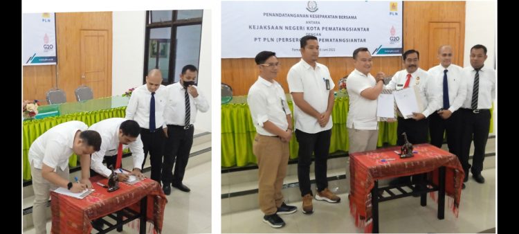 Kajari SiantarJurist Pricesely dan Manager PLN UP3 Siantar Petrus Gading Aji tandatangani MoU