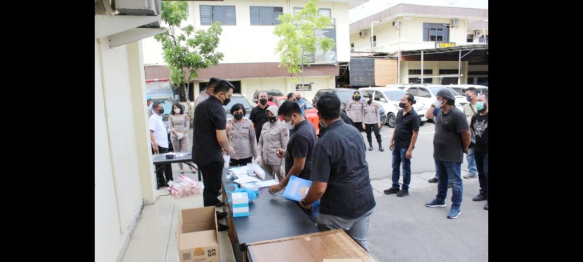 Anggota Polrestabes Medan saat ditest urine. (Foto Ist)