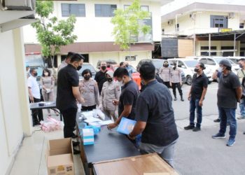Anggota Polrestabes Medan saat ditest urine. (Foto Ist) 