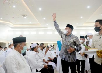 Gubsu Edy Rahmayadi saat menepung tawari Calhaj di Aula Raja Inal Siregar, Lantai 2 Kantor Gubernur. (Foto Ist)