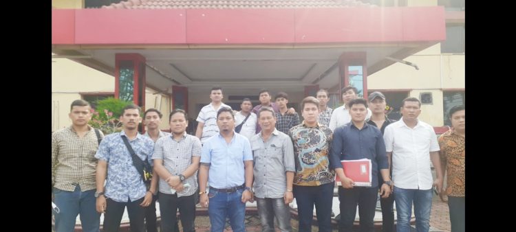 Dwi Ngai Sinaga bersama puluhan pengacara di Polda Sumut untuk mempertanyakan kasus pemalsuan Yayasan Pencawan. (Foto Romulo)