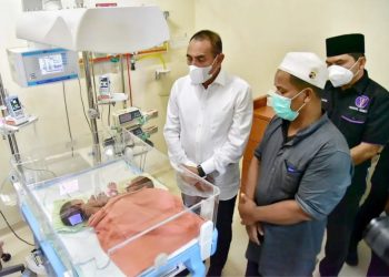 Gubernur Sumut) Edy Rahmayadi menjenguk bayi kembar siam Ratih dan Ririn asal Asahan di RSUP Haji Adam Malik Medan. (Foto Ist)
