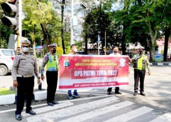 Personel Sat Lantas Polrestabes Medan saat lakukan sosialisasi. (Foto Ist)