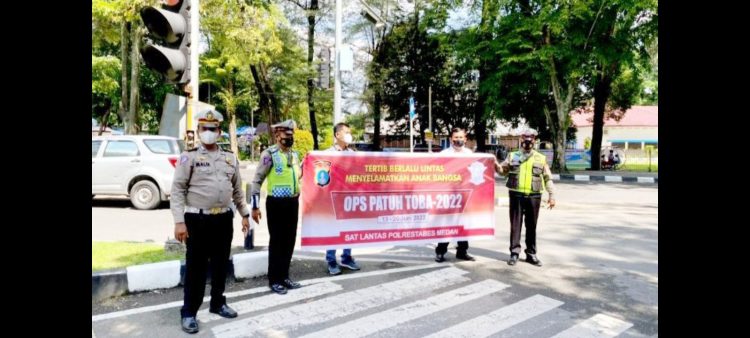 Personel Sat Lantas Polrestabes Medan saat lakukan sosialisasi. (Foto Ist)