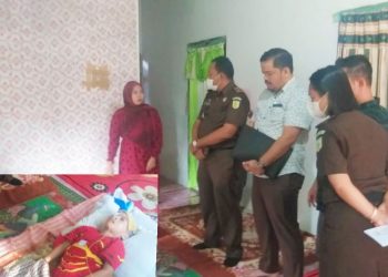Bilin Sinaga dan Asor Olodaiv Siagian bersama stafnya Davis Siregar mewakili Kejari Simalungun mengunjungi rumah M Robi Situmorang, penderita leukimia Kronis