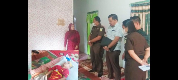 Bilin Sinaga dan Asor Olodaiv Siagian bersama stafnya Davis Siregar mewakili Kejari Simalungun mengunjungi rumah M Robi Situmorang, penderita leukimia Kronis