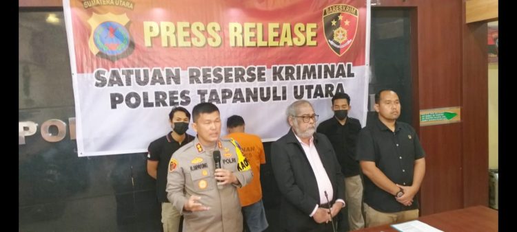 Kapolres Taput AKBP Ronal Fredy Christian SH, SIK, MH didampingi Kasat Reskrim AKP Kristo Tamba, SH, SIK dan Ketua Komnas PA Arist Merdeka Sirait saat Press Release