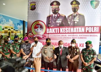 Gubernur Sumut Edy Rahmayadi menghadiri Bakti Kesehatan Polri dalam rangka menyambut HUT ke-76 Bhayangkara Ke 76 didampinggi Kapolda Sumut Irjen Pol RZ Panca Putra Simanjuntak, Kajati Sumut Idianto, serta perwakilan unsur Forkopimda lainnya. (Foto Ist).