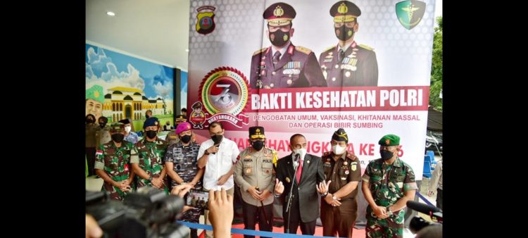 Gubernur Sumut Edy Rahmayadi menghadiri Bakti Kesehatan Polri dalam rangka menyambut HUT ke-76 Bhayangkara Ke 76 didampinggi Kapolda Sumut Irjen Pol RZ Panca Putra Simanjuntak, Kajati Sumut Idianto, serta perwakilan unsur Forkopimda lainnya. (Foto Ist).