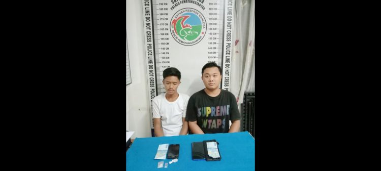 Kedua Pelaku, Deri Handoko dan Nail Aditya beserta barang bukti