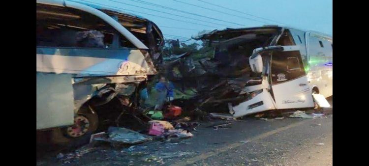 Kecelakaan maut Bus PMH kontra Bus PMS di Jalan Lintas Sumatera (Jalinsum) tepatnya di Desa Asam Jawa, Kecamatan Torgamba, Labuhanbatu Selatan (Labusel). (Foto Ist)