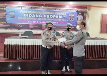 Kanit Provos Siantar Marihat Aiptu Pantota Sihombing dan Aipda Jimmy Charter Simanungkalit Juara I menerima hadiah dari Kabag SDM Kompol Hendry Situmorang mewakili Kapolres Siantar