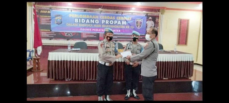 Kanit Provos Siantar Marihat Aiptu Pantota Sihombing dan Aipda Jimmy Charter Simanungkalit Juara I menerima hadiah dari Kabag SDM Kompol Hendry Situmorang mewakili Kapolres Siantar