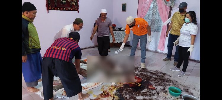 Personil Polsek Bangun dan Tim Inafis saat olah TKP