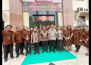 Ketua Mahkamah Agung RI YM Dr. HM Syarifuddin SH, MH photo bersama keluarga besar PN Siantar