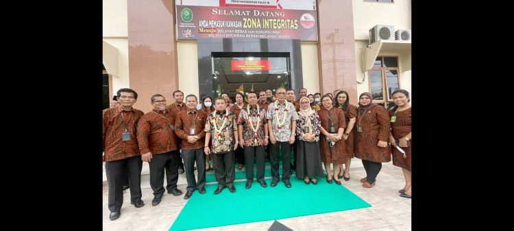 Ketua Mahkamah Agung RI YM Dr. HM Syarifuddin SH, MH photo bersama keluarga besar PN Siantar