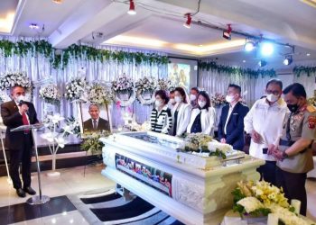Gubernur Sumut, Edy Rahmayadi, datang melayat jenajah salah satu tokoh Kristen Sumut, Pdt Dr Markus Daniel (MD) Wakkary, (Foto Ist)