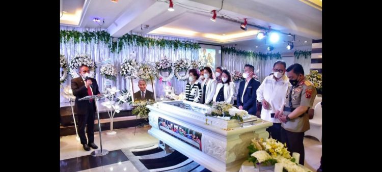 Gubernur Sumut, Edy Rahmayadi, datang melayat jenajah salah satu tokoh Kristen Sumut, Pdt Dr Markus Daniel (MD) Wakkary, (Foto Ist)