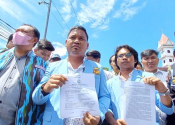 Direktur LBH DPD IPK Sumut, Dwi Ngai Sinaga, SH. MH bersama sejumlah advokat dan puluhan massa IPK usai melaporkan manajemen Holywings ke Polda Sumut. (Foto Ist)