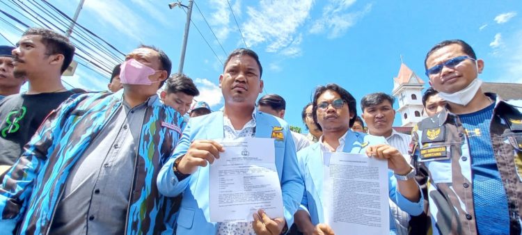 Direktur LBH DPD IPK Sumut, Dwi Ngai Sinaga, SH. MH bersama sejumlah advokat dan puluhan massa IPK usai melaporkan manajemen Holywings ke Polda Sumut. (Foto Ist)