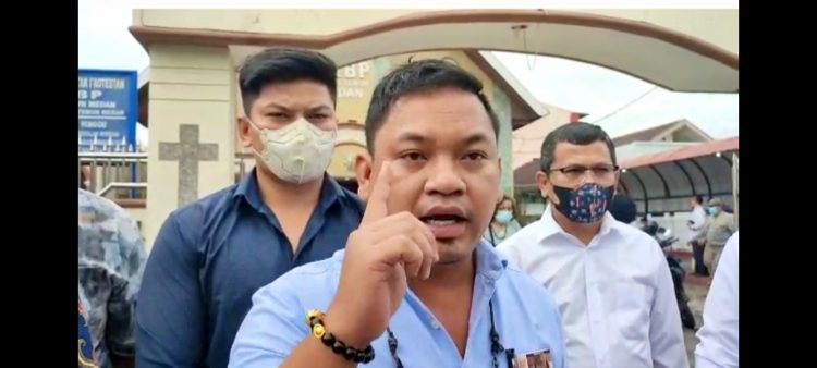 Dwi Ngai Sinaga bersama sejumlah jemaat HKBP Pabrik Tenun