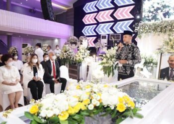 Wagub Sumut Musa Rajekshah saat melayat Pdt.MD.Wakkary. (Foto Ist)