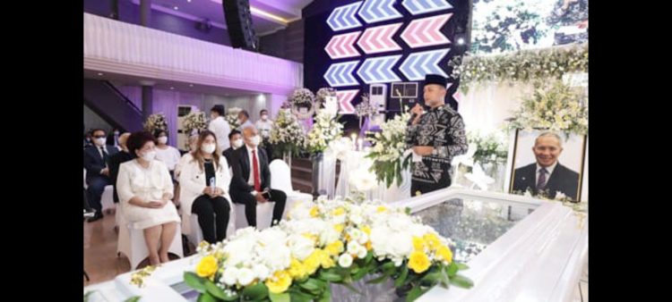 Wagub Sumut Musa Rajekshah saat melayat Pdt.MD.Wakkary. (Foto Ist)