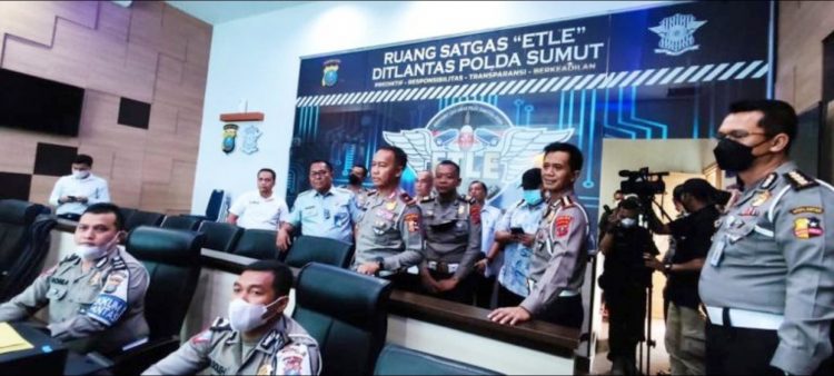 Dirlantas Polda Sumut Kombes Pol Indra Darmawan Iriyanto menyaksikan pelatihan untuk penerapan ETLE. (Foto Ist).