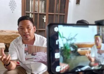 Dwi Ngai Sinaga, Kuasa Jemaat HKBP Pabrik Tenun saat memberikan keterangan kepada wartawan. (Foto Romulo)