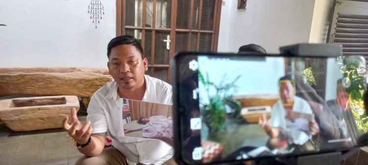 Dwi Ngai Sinaga, Kuasa Jemaat HKBP Pabrik Tenun saat memberikan keterangan kepada wartawan. (Foto Romulo)
