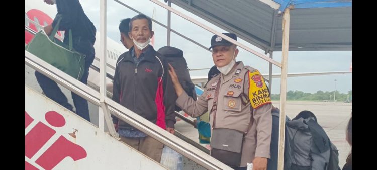 Aiptu Haris Fadillah personil Labuhanbatu mengantarkan kakek Muhadi di Bandara Kualanamu Internasional Airport. (Foto Ist)