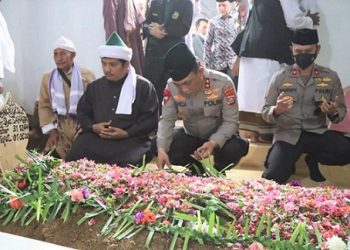 Kapolda Sumut, Irjen Pol RZ Panca Putra menghadiri pemakaman Syarifah HJ Zahara Siregar, Ibunda Tuan Guru Batsk Syeh Dr Ahmad Sabban Elrahmaniy Rajagukguk