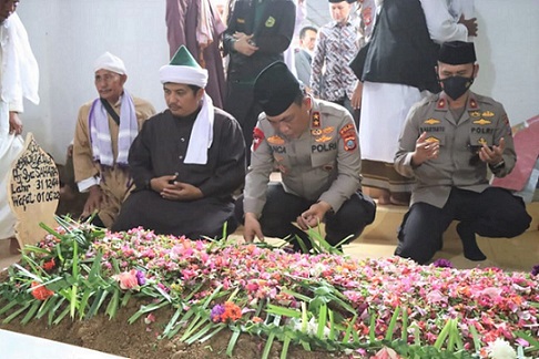 Kapolda Sumut, Irjen Pol RZ Panca Putra menghadiri pemakaman Syarifah HJ Zahara Siregar, Ibunda Tuan Guru Batsk Syeh Dr Ahmad Sabban Elrahmaniy Rajagukguk