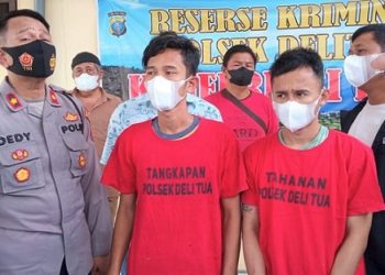 Kedua Pelaku Curanmor diapit Polisi Polsek Delitua 