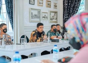 Wali Kota Medan Bobby Nasution lakukan pertemuan dengan para pemilik tenant Merdeka Walk Medan. (Foto Ist)