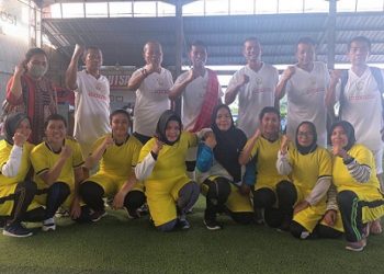 Suwarno Dirut PUD Pasar bersama tim futsal putri PUD Pasar Medan.  Foto : Romulo
