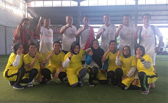 Suwarno Dirut PUD Pasar bersama tim futsal putri PUD Pasar Medan. Foto : Romulo