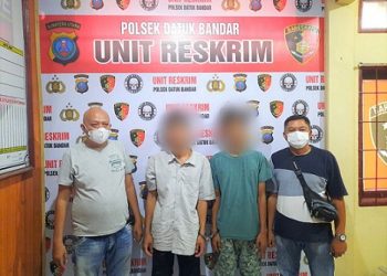 Kedua tersangka curat diapit polisi