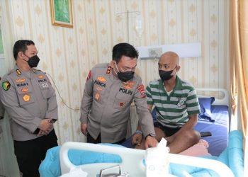 Kapolda Sumut, Irjen Pol RZ Panca Putra S, MSimenjenguk personel Dit Samapta Polda Sumut Bripda Crisna Josuan Nadeak yang saat ini tengah menjalani perawatan. (Foto Ist)