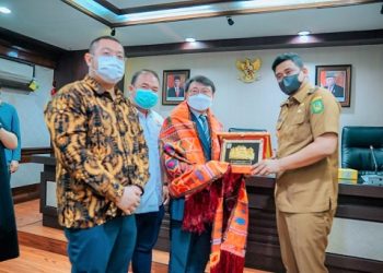 Wali Kota Medan, Bobby Nasution didampinggi Ketua HIPMI Medan Palacheta Subies Subianto saat menerima kunjungan Pemerintah Gwangju di Balai Kota, (Foto Ist).