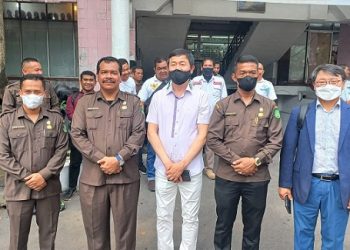Dirut PUD Pasar Medan, Suwarno bersama perwakilan pemerintah Gwangju Korea. (Foto Romulo)