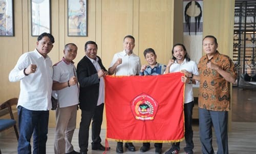 Wagub Sumut, Musa Rajekshah bersilaturahmi dengan para pengurus IKABSU di Batam, (Foto ist)