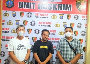 Pelaku Curat, Awaluddin Sirait alias Awal diapit Polisi