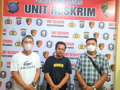 Pelaku Curat, Awaluddin Sirait alias Awal diapit Polisi