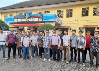 Dwi Ngai Sinaga SH, MH bersama puluhan pengacara di Polda Sumut. (Foto Romulo)