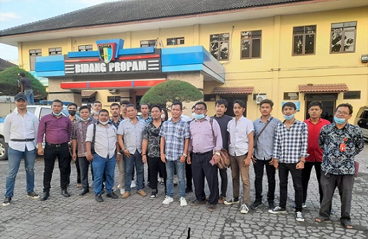 Dwi Ngai Sinaga SH, MH bersama puluhan pengacara di Polda Sumut. (Foto Romulo)